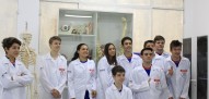Alunos do colégio Estadual Beatriz Beavatti e acadêmica do curso de Enfermagem