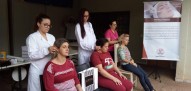 Curso de Estética e Cosmética realizando procedimento de massagem na cabeça