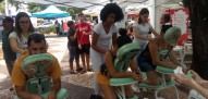Curso de Estética e Cosmética realizando massagem relaxante na população