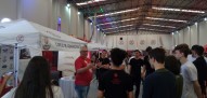 Alunos recebendo informações sobre o curso de Administração