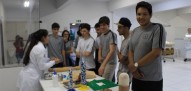 Alunos do Colégio Estadual Industrial no Laboratório de Enfermagem