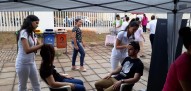 Curso de Estética realizando procedimento de Massagem na Cabeça