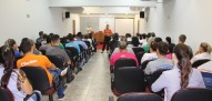 Dora ministrando a palestra