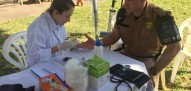 Farmacêuticas da Unipar realizando teste de glicemia e aferindo a pressão arterial dos militares do 8 batalhão de Paranavaí