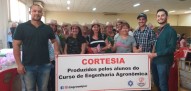 Acadêmicos do curso de Engenharia Agronômica, acompanhados das mulheres trabalhadoras rurais.