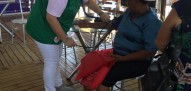 Acadêmica do curso de Enfermagem com aferição de pressão.