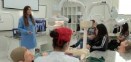 Professora Flávia Paganini, do Curso de Odontologia, ministrando a oficina 'Cirurgião Dentista'.