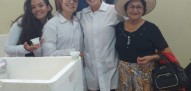 Acadêmicas do Curso de Medicina Veterinária distribuindo sobremesas às mulheres.