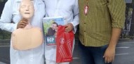 Enfermeiro Diego com alunos visitantes