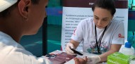 Farmacêutica da Unipar realizando aferição de pressão arterial