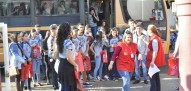 Professora Daniele Garcia recebendo os alunos do ensino médio