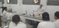 Professor Gaspar conduzindo experimento