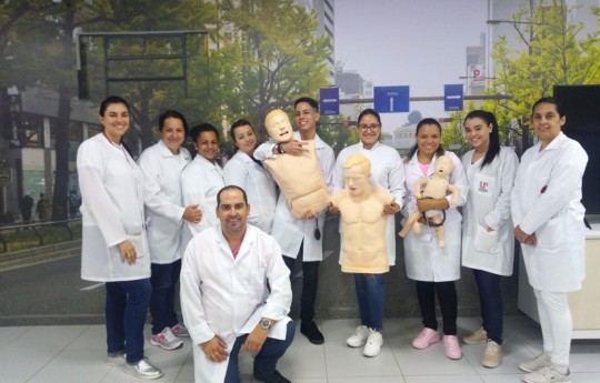Alunos de curso Técnico em Farmácia visitam o Centro de Simulação em Saúde da Unipar
