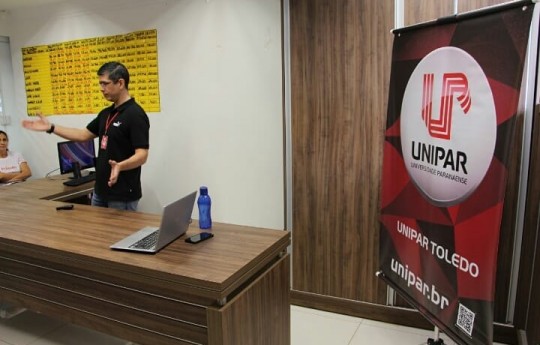 Unipar leva palestra aos colaboradores de supermercado de Vera Cruz do Oeste, na região de Toledo