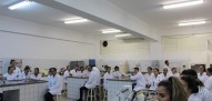 Alunos de cursos técnicos visitam Laboratório de Farmácia da Unipar, em Toledo