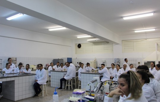 Alunos de cursos técnicos visitam Laboratório de Farmácia da Unipar, em Toledo
