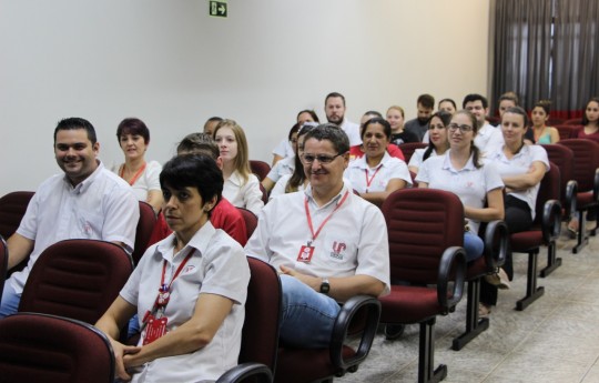 Colaboradores da Unipar de Toledo participam de palestra sobre saúde