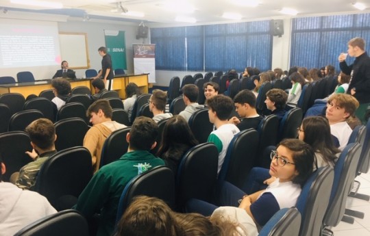 Curso de Direito fala sobre 'Crimes Virtuais e Cibernéticos' para estudantes do ensino médio