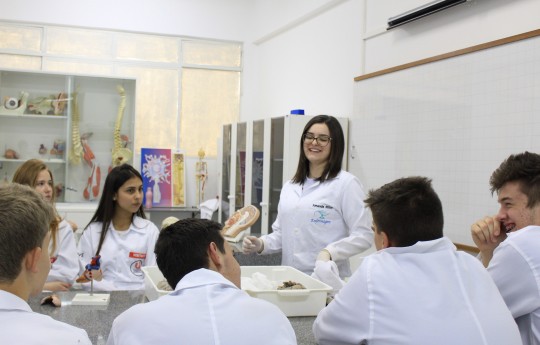 Projeto 'Visita Orientada' leva alunos do ensino médio à Unipar, em Francisco Beltrão