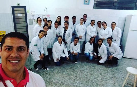 Alunos do Colégio Estadual Luiz Augusto Morais Rego visitam laboratório de Farmácia da Unipar, em Toledo