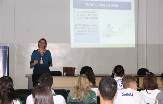 Unipar leva palestra motivacional ao Colégio Sesi, em Toledo