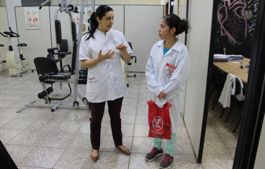 Estudante participa do Projeto 'Profissional por um dia' na Unipar, em Toledo