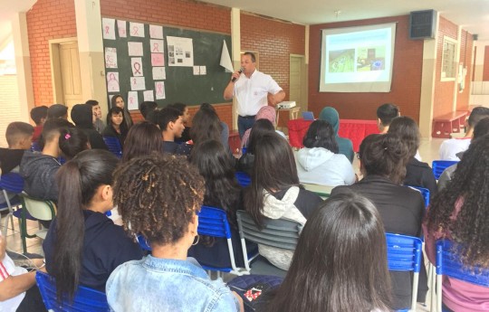 Alunos do Colégio Leonel Franca, em Paranavaí, são ministrados com palestra sobre Drogas