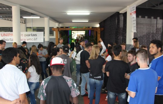 Centenas de jovens visitam Unipar Aberta em Toledo