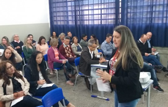Pedagoga da Unipar ministra palestra em colégio de Ivaté
