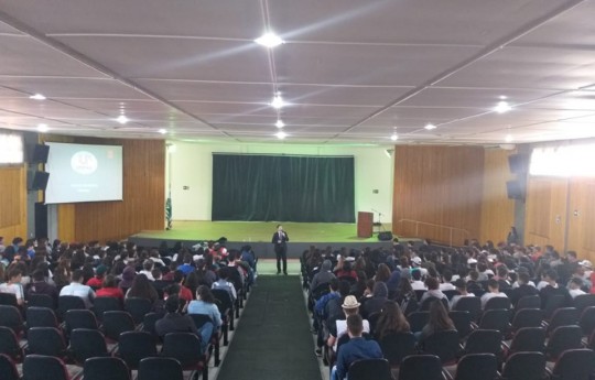 Estudantes ampliam conhecimentos sobre os efeitos jurídicos dos vícios na juventude e sobre as mídias sociais