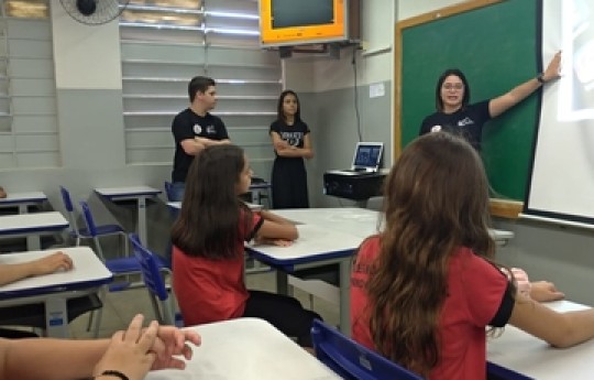 Bullyng é tema de palestra no Colégio Estadual Primo Manfrinato, em Cianorte