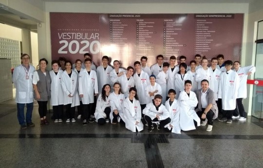 Alunos do Colégio Prisma conhecem o laboratório de química da Unipar, em Umuarama