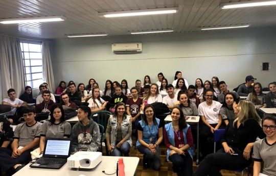 Curso de Psicologia da Unipar leva palestra para formação de docentes, em Verê