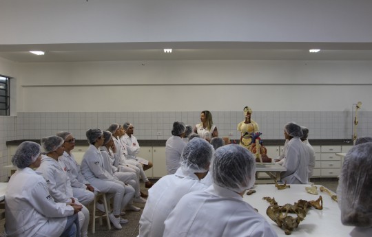 Alunos do Senac visitam laboratório da Unipar, em Toledo