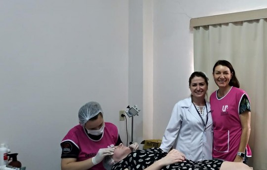 Curso de Estética leva ação de beleza ao Instituto da Mulher, em Francisco Beltrão