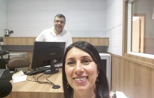 Professora da Unipar leva informações da Instituição para entrevista em Rádio de Paranavaí