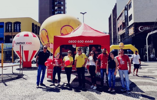 Unipar divulga cursos presenciais e semipresenciais na praça central de Francisco Beltrão