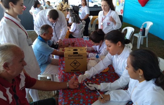 Cursos da Unipar de Paranavaí participam da XI Feira da Saúde de Marilena