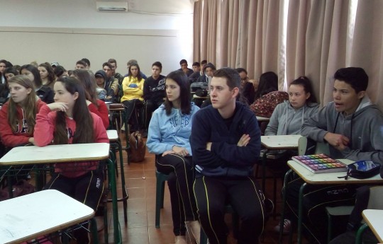 Curso de Psicologia aborda 'Saúde Mental', em colégio de Nova Esperança do Sudoeste