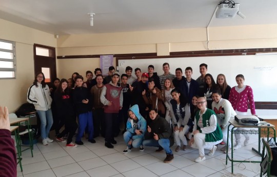 Curso de Enfermagem leva projeto a colégio de Francisco Beltrão