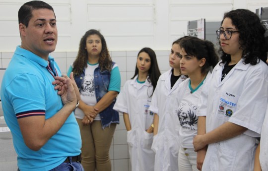 Estudantes do ensino médio visitam Laboratório de Análises Clínicas da Unipar, em Toledo