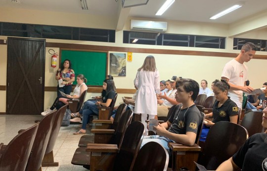 Estudantes de Informática recebem orientações do curso de Enfermagem da Unipar de Guaíra