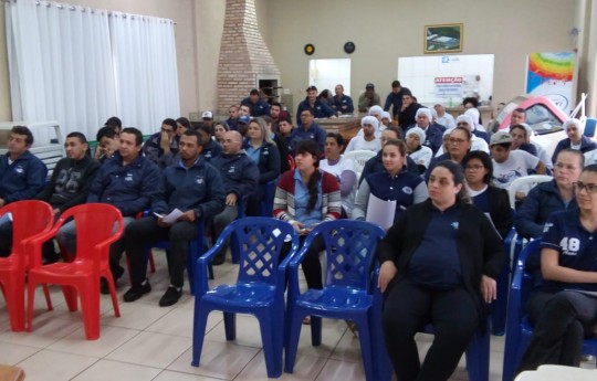 Professor de Ciências Contábeis ministra palestra na SIPAT da Sorvetes Guri