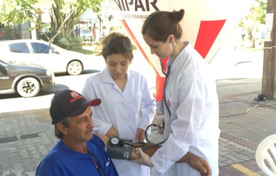 Rede de drogarias recebe ação social da Unipar