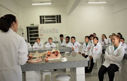 Alunos de escola municipal visitam a Unipar, em Francisco Beltrão
