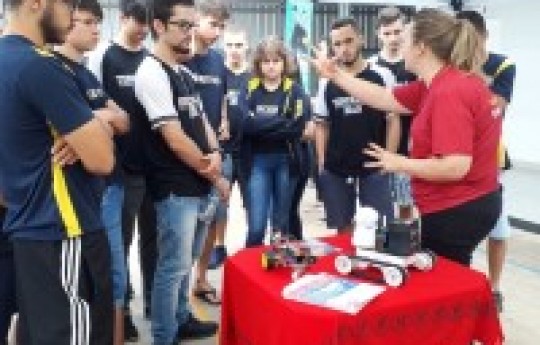 Colégio de Paranavaí recebe mostra de cursos promovida pela Unipar