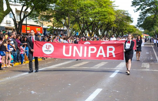 Unipar participa do tradicional desfile cívico de 7 de Setembro, em Guaíra