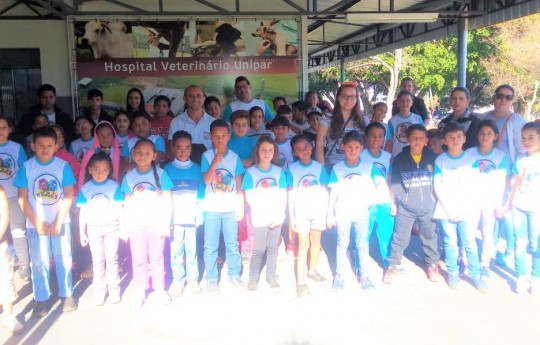 Alunos de Tapejara visitam o Hospital Veterinário, em Umuarama