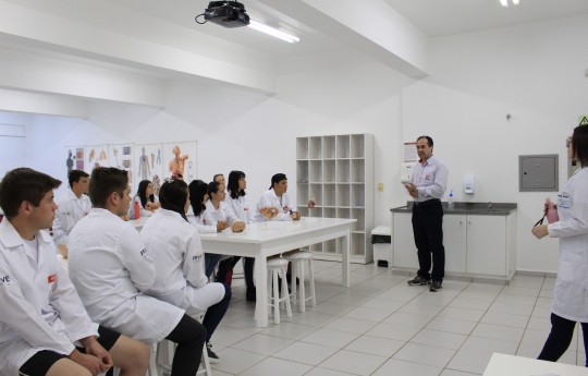 Tipagem sanguínea norteia 'Visita Orientada' à Unipar