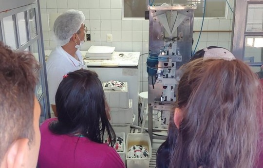 Alunos do Colégio Agrícola de Umuarama visitam Hospital Veterinário da Unipar
